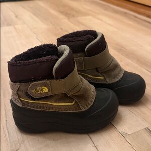 The North Face Heatseeker 200 Gram Kids' Black and Tan Winter Boots
